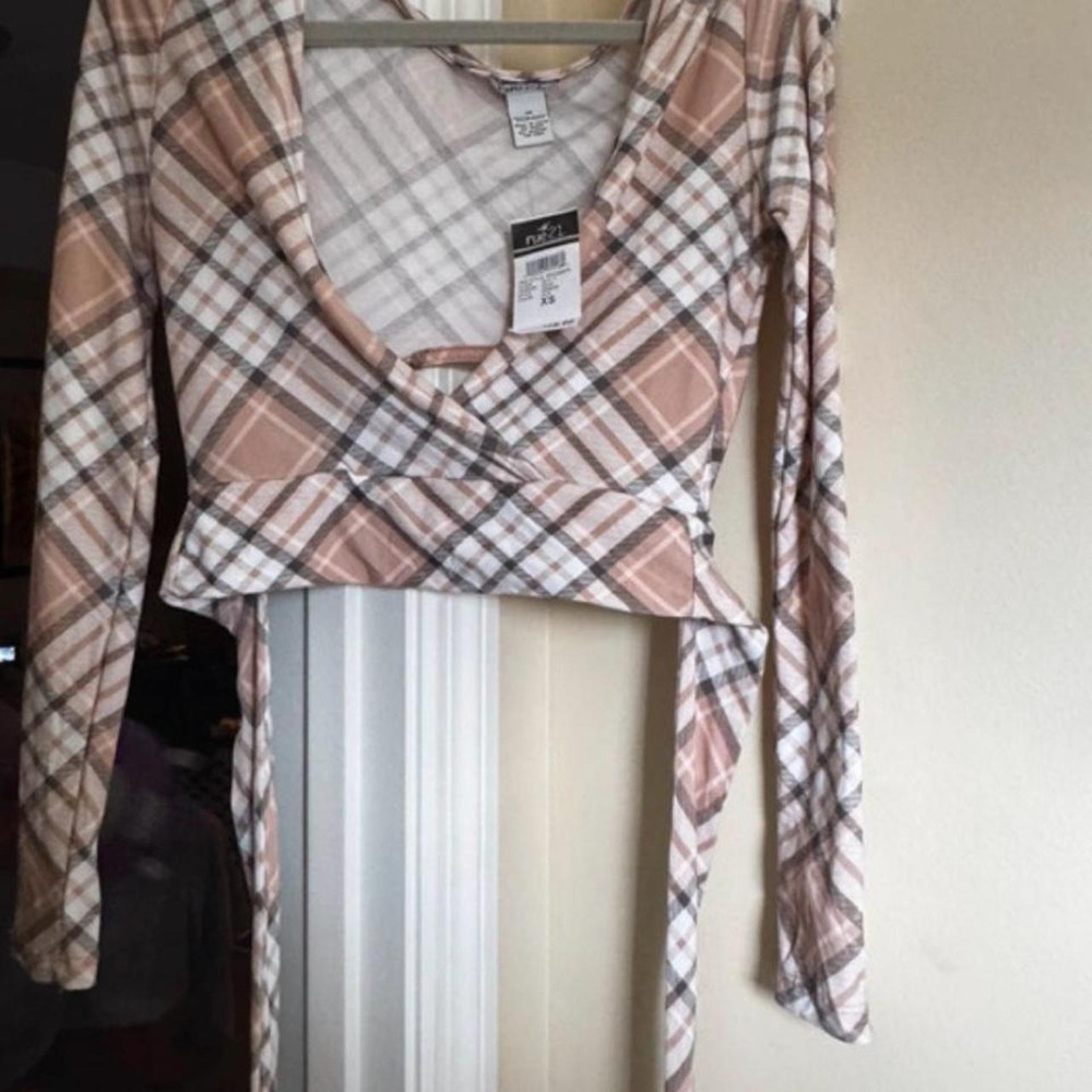 NWT Rue 21 beige and white plaid polyester & spandex wrap shirt in XS